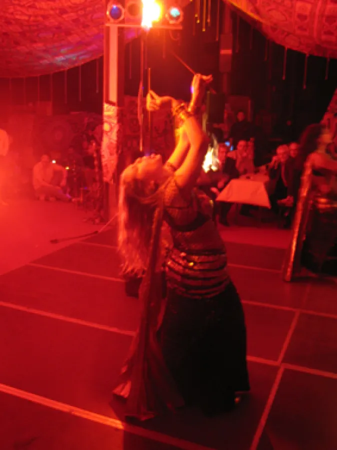 Orientalisch gekleidete Tänzerin beim Feuerschlucken