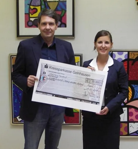 Pop-Art-Ikone Romero Britto und Galerist Mensing stiften Kunstwerk Bild: Pop-Art-Ikone Romero Britto und Galerist Mensing stiften Kunstwerk