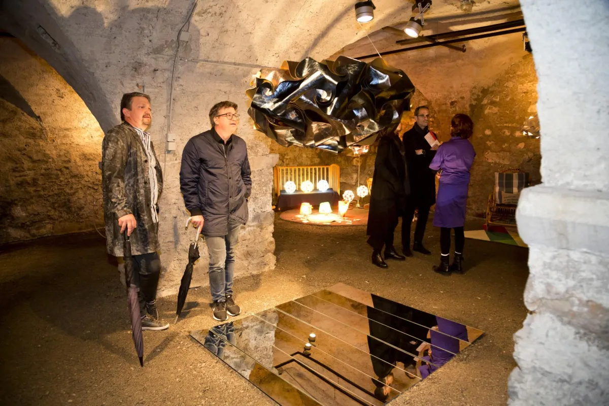 Im Löwenbergkeller waren Leuchtkörper der Hohenemserin Birgit Sargant zu sehen.