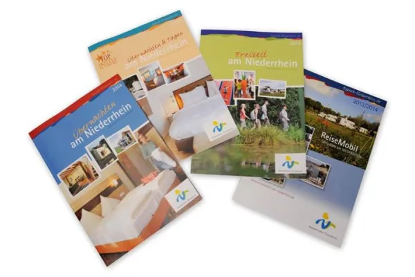Bild: Druckfrisch: Reisekataloge vom NIEDERRHEIN