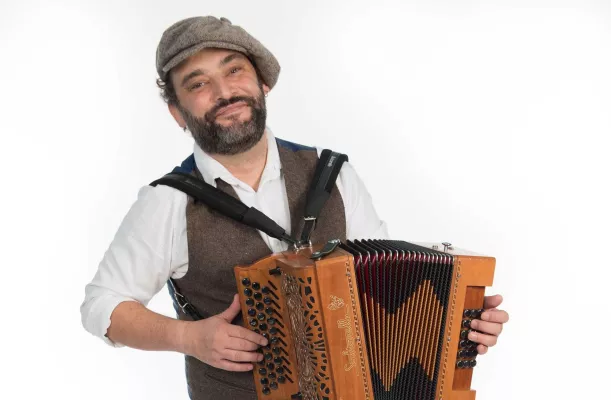 Workshop diatonisches Akkordeon mit Andrea Capezzuoli (Italien) auf Burg Fürsteneck Bild: Workshop diatonisches Akkordeon mit Andrea Capezzuoli (Italien) auf Burg Fürsteneck