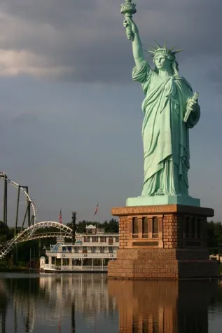 Bild: „Happy birthday Miss Liberty, happy birthday to you …”