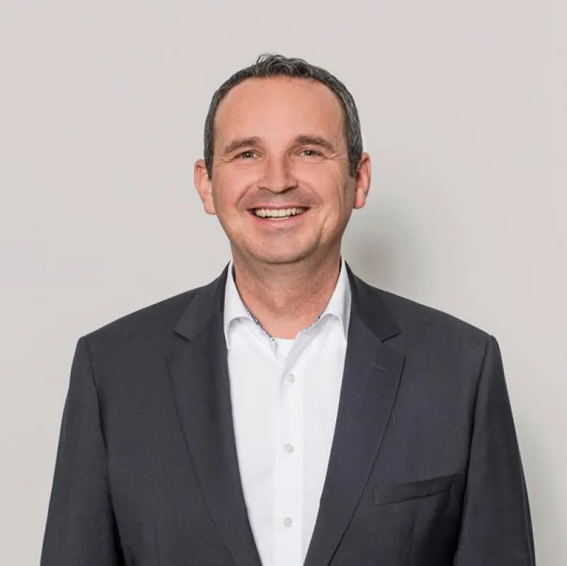 Mike Stoy, Niederlassungsleiter der 7x7finanz GmbH in Ingelheim, freut sich auf die Besucher.