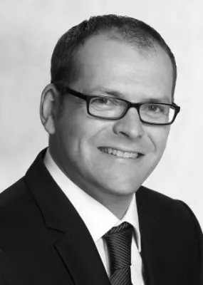 Bild: Dr. Eckel mit neuem Leiter für Supply Chain Management