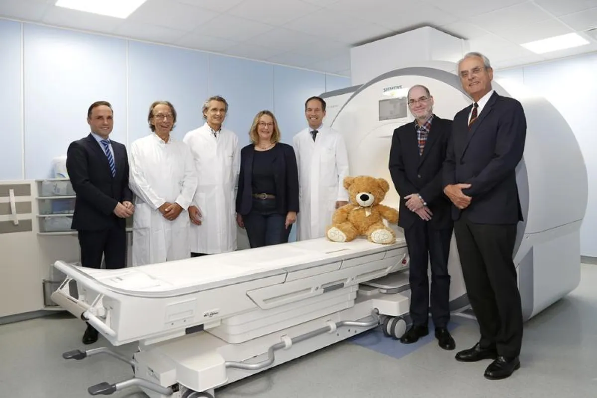 Gemeinsame Freude über das schonende MRT-Gerät für die Kinderklinik des UKD. (Foto: UKD/Kesting)
