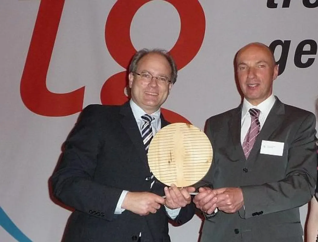 Prof. Dr. U. Kreimeier, Vorsitzender von miniSANITÄTER e.V., München (links) mit Thomas Schmidt, Geschäftsführer Milestone Partners, Köln, bei der Preisverleihung des Health Media Award 2010