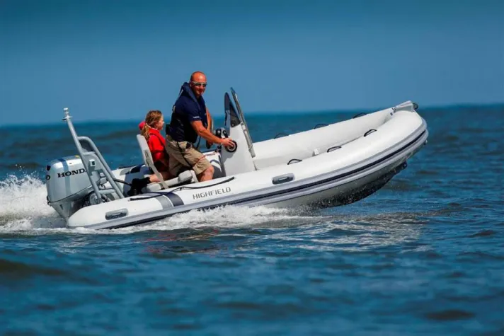 Bild: RIB - Festrumpfschlauchboote mit Rümpfen aus Aluminium