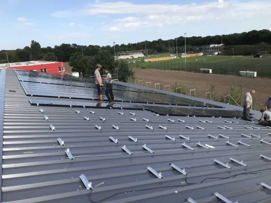 Bild: Bremer Hockeyclub - nachhaltig und autark mit Sonnenstrom und Stromspeicher