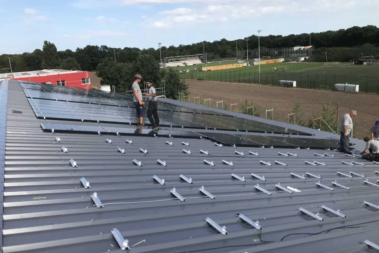 Bremer Hockeyclub - nachhaltig und autark mit Sonnenstrom und Stromspeicher Bild: Bremer Hockeyclub - nachhaltig und autark mit Sonnenstrom und Stromspeicher