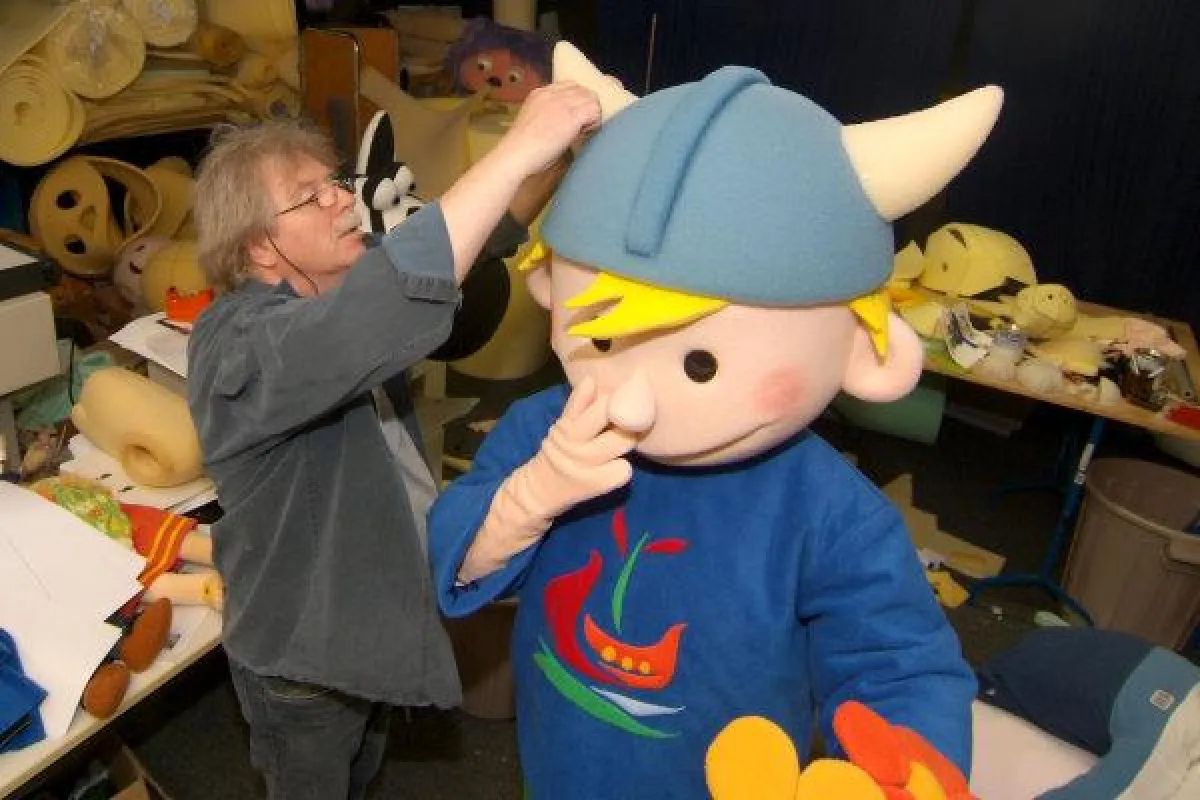 Inmitten von Schaumstoffbergen ist Puppendesigner Peter Röders mit den letzen Feinarbeiten an dem 1,96 m großen \