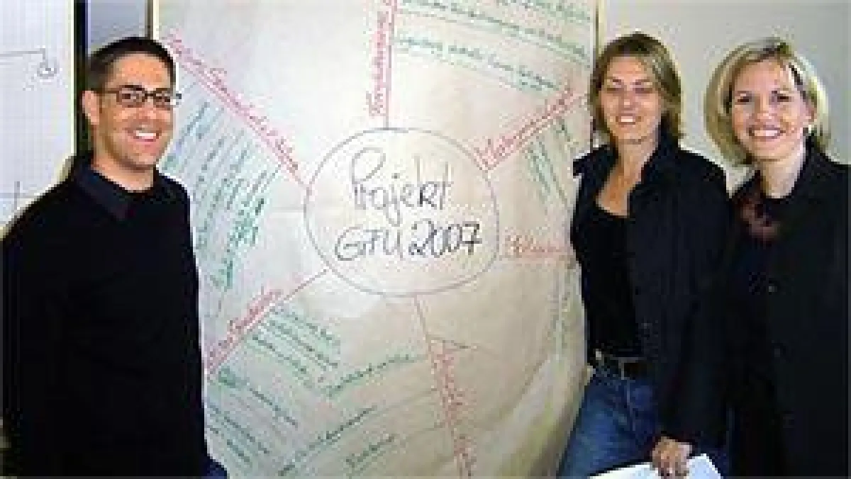 Strahlende Gesichter bei drei frischgebackenen Absolventen des AWF-Kompaktstudiums.