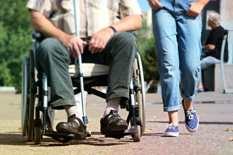 Bild: Mode spielt auch für Menschen mit Behinderungen & Pflegebedürftigkeit eine Rolle
