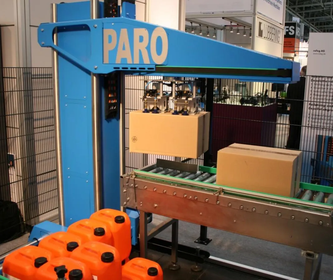 Roboter PARO palettiert auf engstem Raum