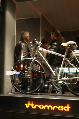 Bild: Stromrad leuchtet in Stuttgart.