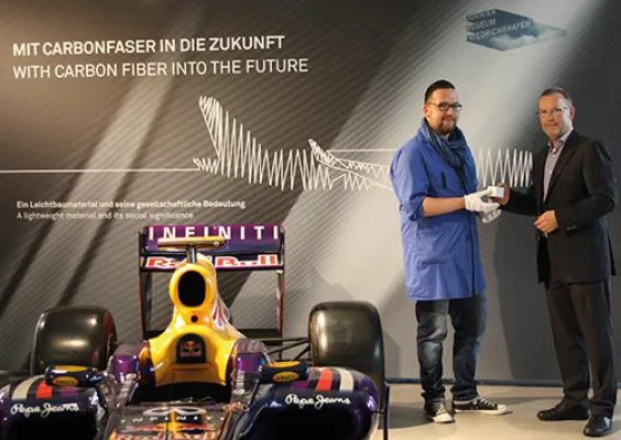 Fischer-Carbon-Trauringe: Exponatübergabe an das Dornier Museum in Friedrichshafen Bild: Fischer-Carbon-Trauringe: Exponatübergabe an das Dornier Museum in Friedrichshafen