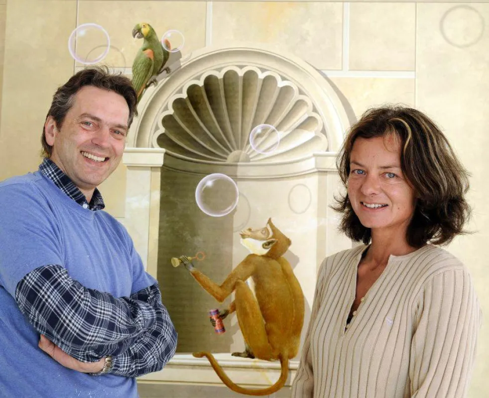 Katja und Markus Latzke vor einer Wandgestaltung von Pineapple Glow