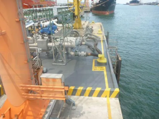 Bild: Ceramic Polymer GmbH: Deckbeschichtung eines Öltransport-Jetty auf Jurong Island / Singapur
