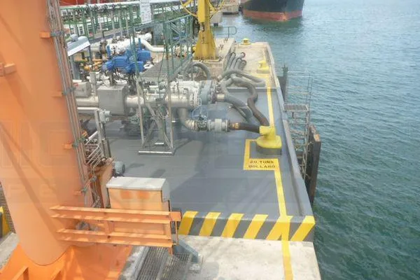 Bild: Ceramic Polymer GmbH: Deckbeschichtung eines Öltransport-Jetty auf Jurong Island / Singapur