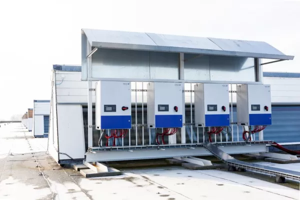 Bild: Hollands größte PV-Aufdachanlage in Betrieb. – Nachhaltige Energienutzung in der Industrie.