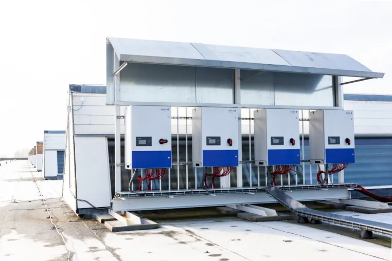 Bild: Hollands größte PV-Aufdachanlage in Betrieb. – Nachhaltige Energienutzung in der Industrie.