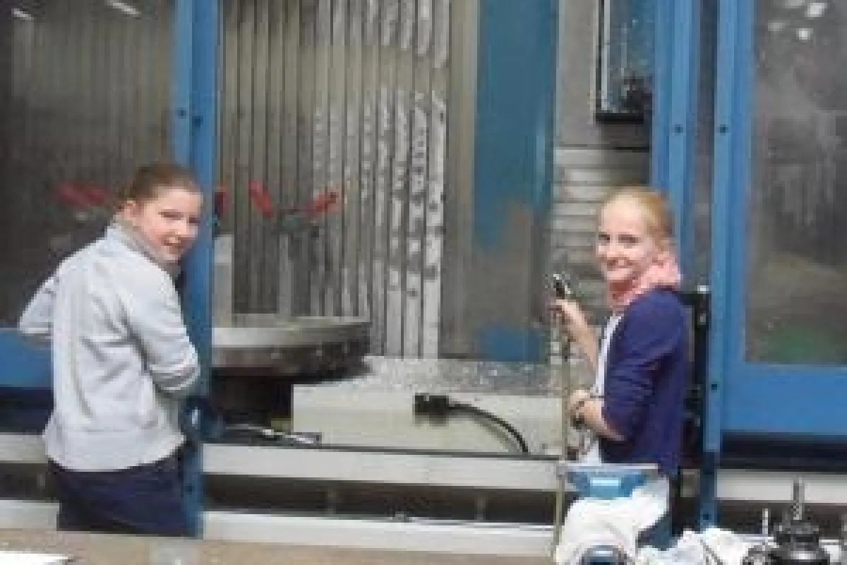 Luisa (links) und Carolin entdecken die Metall-Welt.