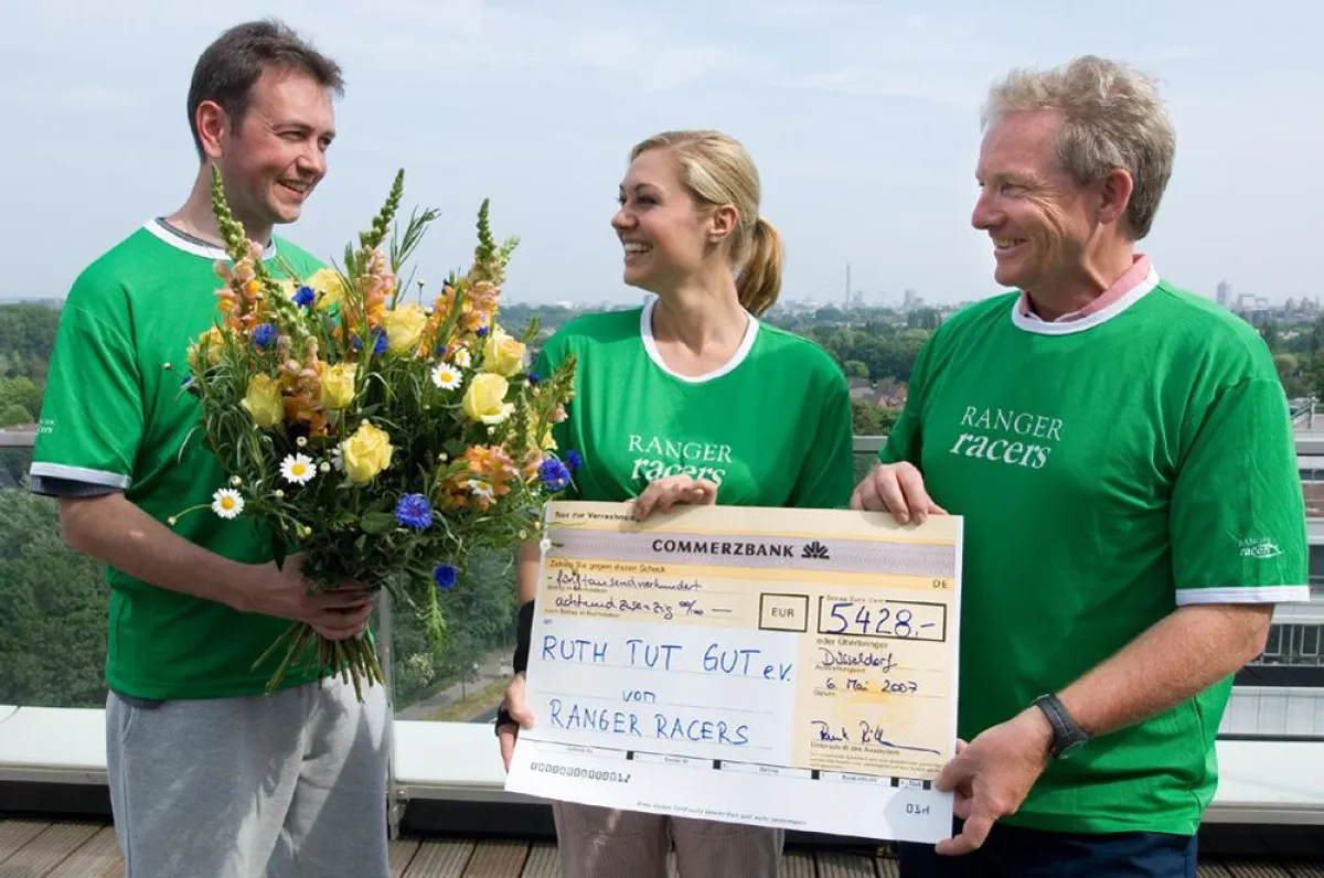 Ranger-Unternehmensgründer Frank Rittmann (rechts) überreicht Ruth Moschner den Spendenscheck
