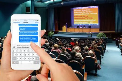 Unterstützung für den Betriebsrat – Aktives Mitarbeiter-Feedback mit der SMS-Chatwall live auf einem Beamer Bild: Unterstützung für den Betriebsrat – Aktives Mitarbeiter-Feedback mit der SMS-Chatwall live auf einem Beamer