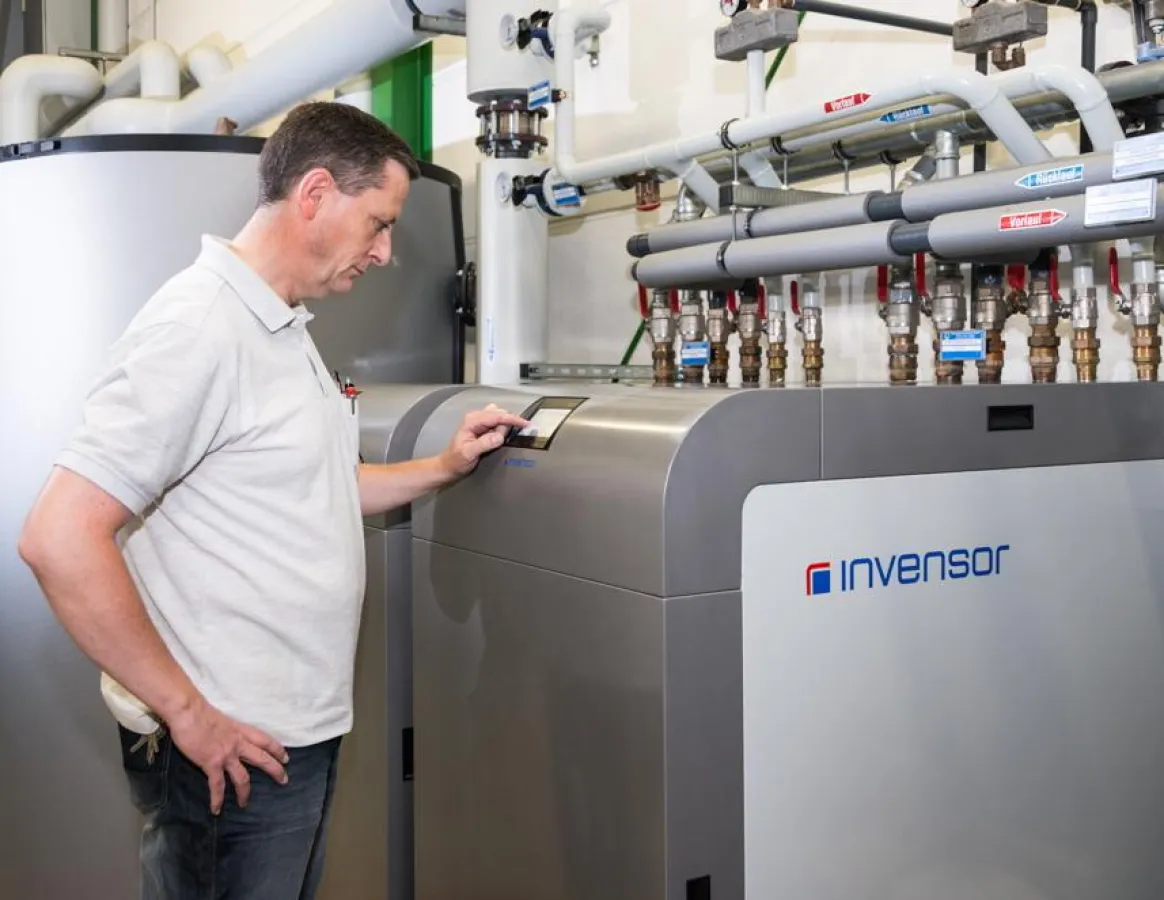 Intuitive Bedienung über Touchpad: die InvenSor Adsorptionskältemaschinen
