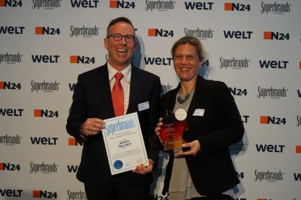 v.l.n.r.: Andreas Meyer, Avery Zweck-form Marketing Director; Claudia Lioumbas, Avery Zweckform Sale