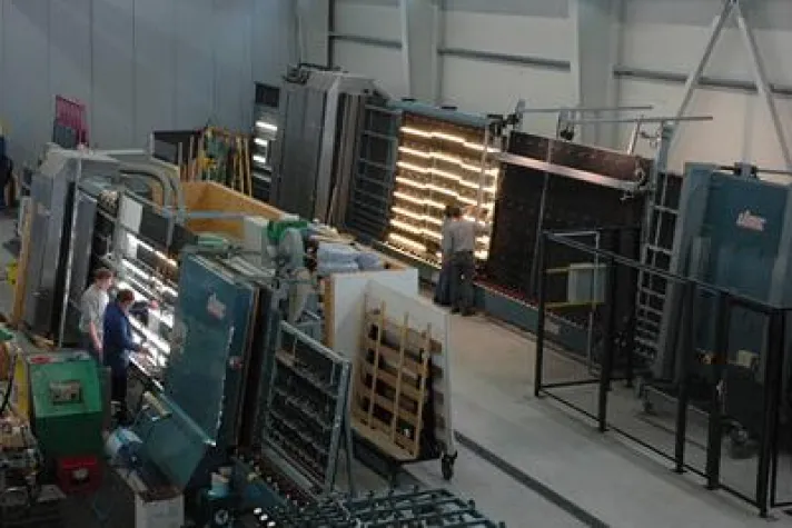 Bild: Zweite Produktionslinie für Isoliergläser eingeweiht