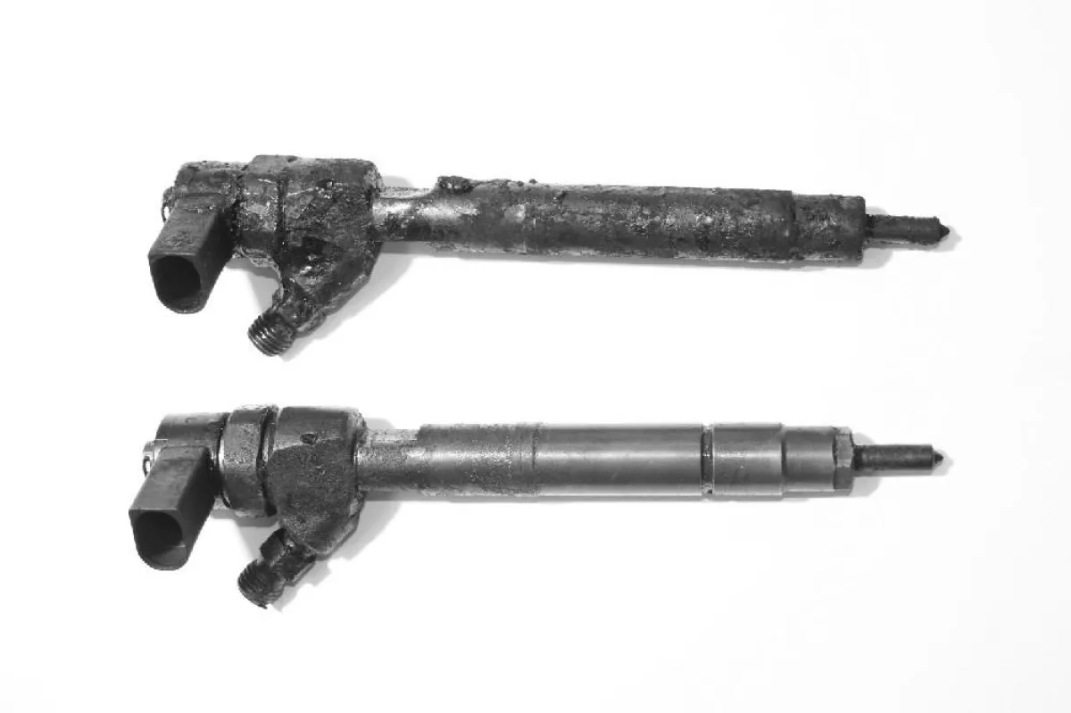 Der obere Injektor ist herkömmlich- der untere mit dem Injektoren-Kokslöser gezogen worden.