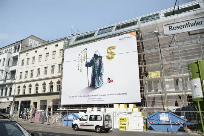 Bild: Thema Kindersterblichkeit: PLANTAGE BERLIN unterstützt World Vision mit Riesenposter