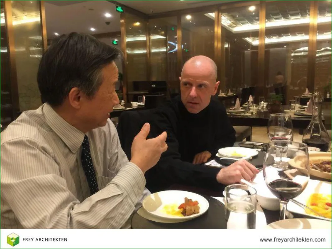 Architektur und Nachhaltigkeit: Architekt Wolfgang Frey im politischen Dialog mit Qiu Baoxing