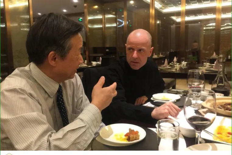 Bild: Architekt Wolfgang Frey im politischen Dialog mit Qiu Baoxing