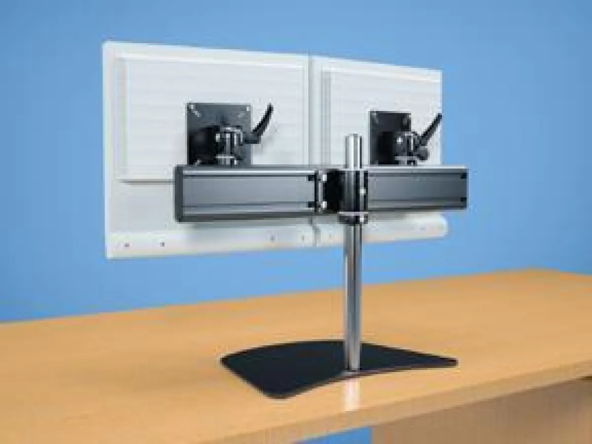 Mehrmonitor-Arbeitsplatz aus der TraderDesk-Serie (active competence GmbH)