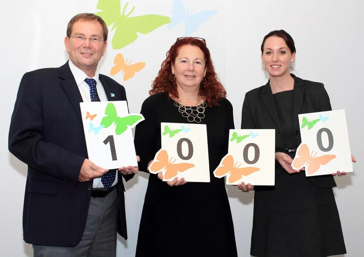 Petra Woldt, Leiterin der Geschäftsstelle der Kommunalen Stiftungen, erhielt großes Lob für die Arbe