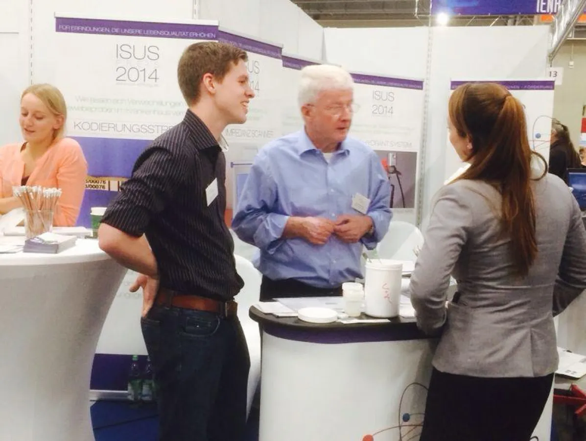 Erfinder Wolf-Georg Frohn im Gespräch mit Studenten