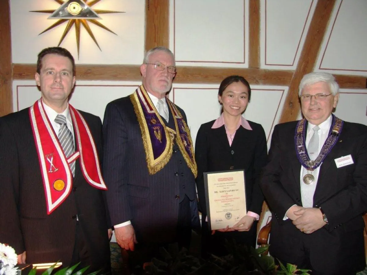 Von links: Peter Schweiger (Obermeister Noris Loge Nürnberg), Gerd Müller (Großsekretär des Deutschen Odd Fellow-Ordens), Preisträgerin Dr. med. Alice Yu, Walter Kuttelwascher (Hochmeister des Deutsch