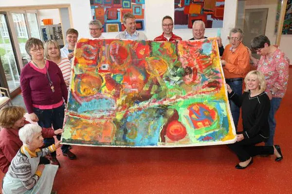 Team der HypoVereinsbank Filiale Lindau malte in der Kreativwerkstatt Bild: Team der HypoVereinsbank Filiale Lindau malte in der Kreativwerkstatt