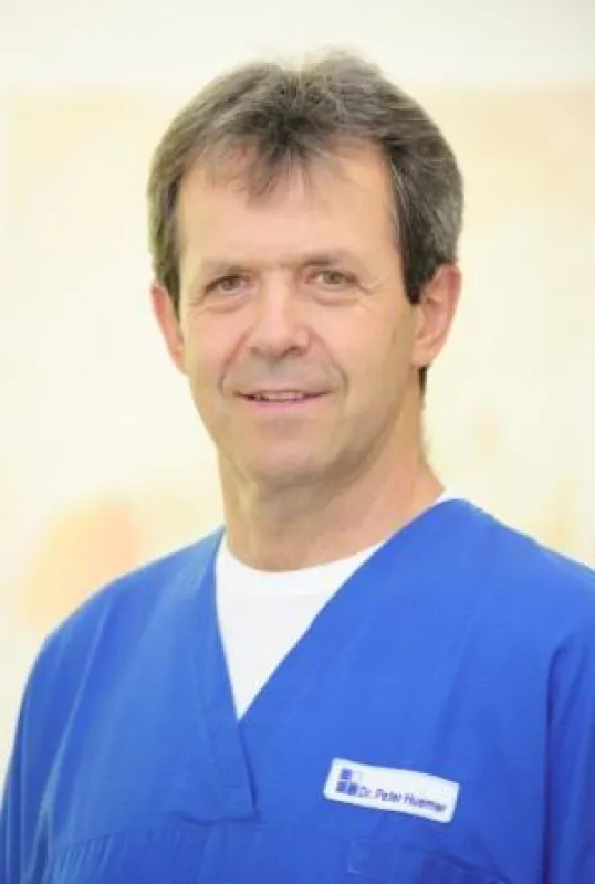 Dr. Peter Huemer feiert sein 25-jähriges Berufsjubiläum. (Copyright alle Fotos: Institut Dr. Huemer. Abdruck honorarfrei zur Berichterstattung über das Institut Dr. Huemer. Angabe des Bildnachweises i