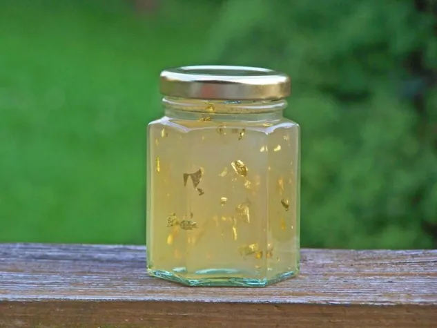 Bild: Champagner auf dem Frühstücksbrötchen