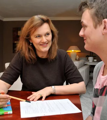 Bild: Nachhilfe, Englischcamp oder Auslandsaufenthalt: Welcher Weg führt zu guten Noten?