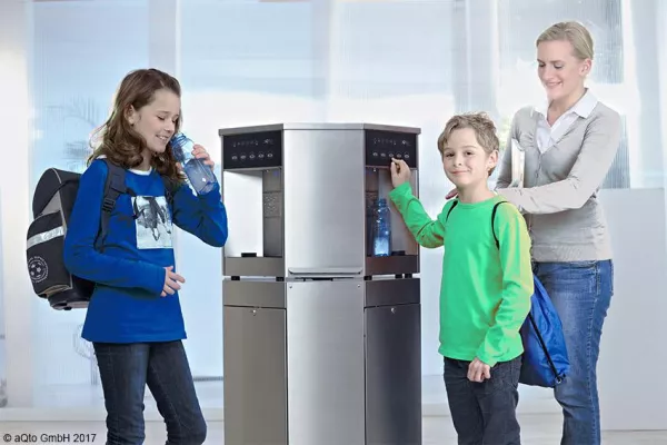 Bild: Wasserspender an Schulen ermuntern Kinder zu gesünderem Trinkverhalten