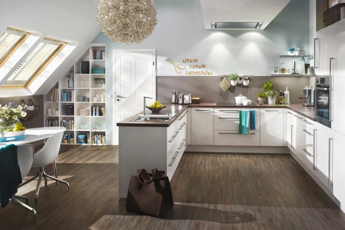 Für freie Sicht und angenehme Kopffreiheit wird die Deckenhaube High'line einfach in den Trockenbau unter der Decke integriert.