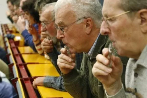 Physikalische Spielereien mit Glasflaschen - O-I unterstützt Experiment an der Uni Leipzig Bild: Physikalische Spielereien mit Glasflaschen - O-I unterstützt Experiment an der Uni Leipzig