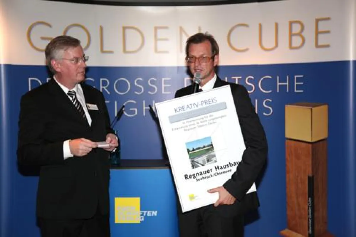 Geschäftsführer Michael Regnauer (re) mit Chefredakteur Harald Fritsche vom Fachschriften-Verlag bei der Verleihung in Fellbach