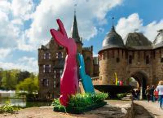 Bild: Bunter, stimmungsvoller Ostermarkt auf Burg Satzvey