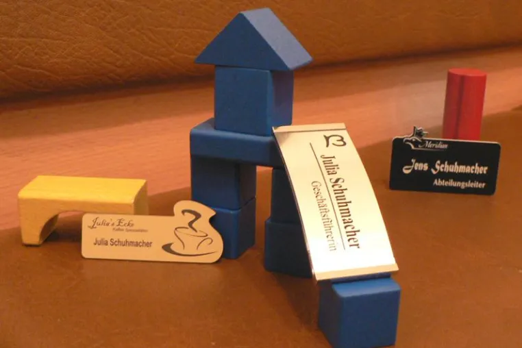 Bild: Namensschilder als Marketinginstrument - systematisch vorgehen