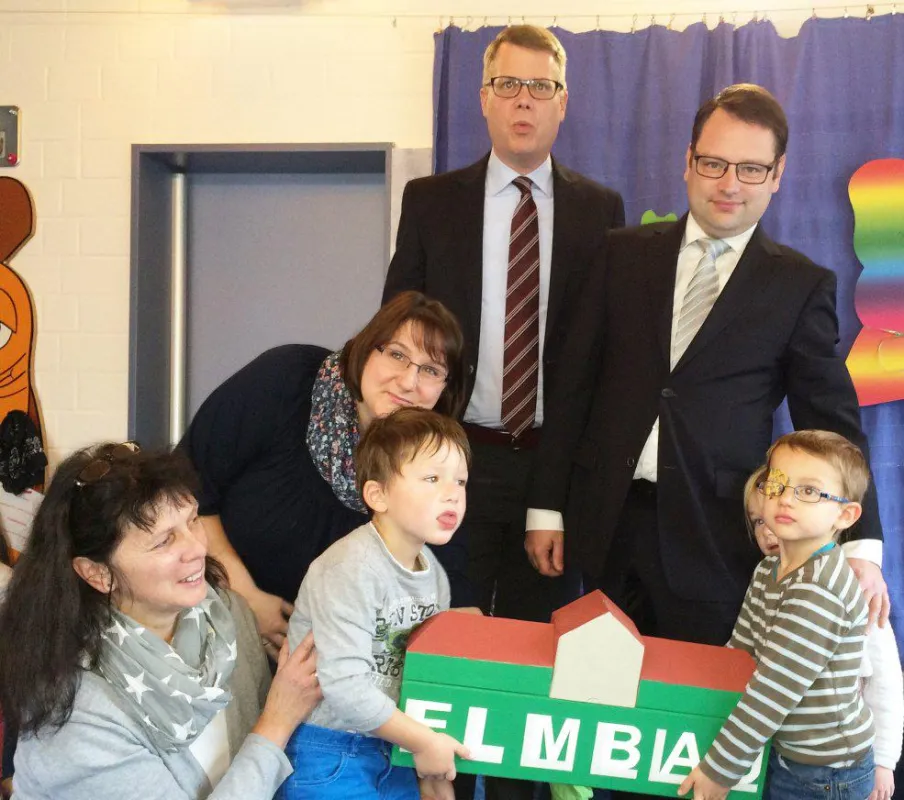 Hausübergabe mit Inhalt: Über eine Spende von 2.120 Euro freut sich der Kindergarten Fischersteg.