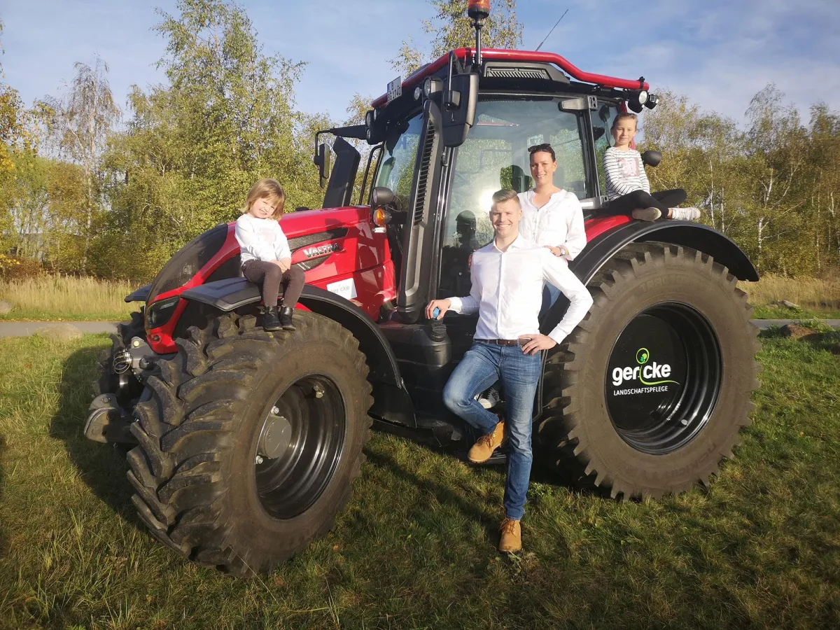 Mit „Hier blüht was“ bietet Familie Gericke Blühpatenschaften an und schafft Blühflächen in Berlin.
